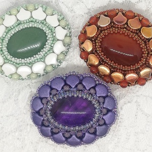 DIY - KIT - gyöngyfűző csomag - Gyöngyhímzett virág alakú ásvány kabosonos bross  - Meska.hu