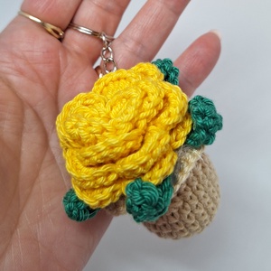 Horgolt kulcstartó rózsa vázába - Meska.hu