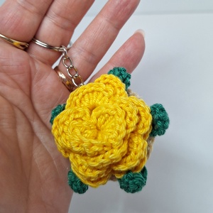 Horgolt kulcstartó rózsa vázába - táska & tok - kulcstartó & táskadísz - táskadísz - Meska.hu