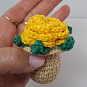 Horgolt kulcstartó rózsa vázába - táska & tok - kulcstartó & táskadísz - táskadísz - Meska.hu