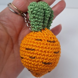 Horgolt sárgarépa kulcstartó  - Meska.hu