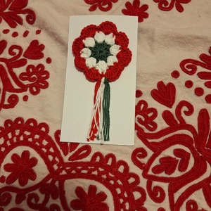 Horgolt kokárda  - ékszer - kitűző és bross - Meska.hu