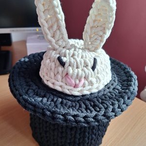 Cilinderes nyuszi  - ünnepi díszek, dekorációk - húsvéti díszek és dekorációk - húsvéti asztaldíszek - Meska.hu