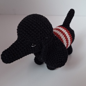 Horgolt tacskó  - játék & sport - plüssállat & játékfigura - kutya - Meska.hu