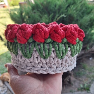 Horgolt tulipános kosár  - Meska.hu