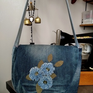 Válltáska farmerből, virágokkal díszítve, Táska & Tok, Kézitáska & válltáska, Vállon átvethető táska, Varrás, MESKA