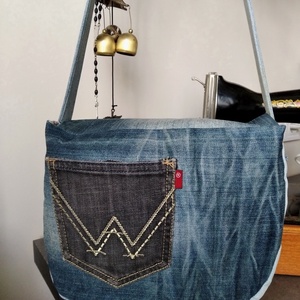 Válltáska farmerből, virágokkal díszítve - táska & tok - kézitáska & válltáska - vállon átvethető táska - Meska.hu