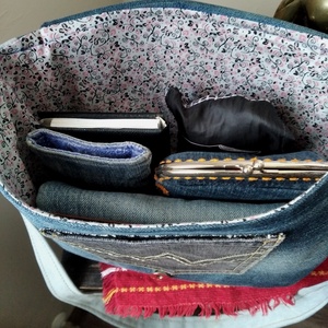 Válltáska farmerből, virágokkal díszítve - táska & tok - kézitáska & válltáska - vállon átvethető táska - Meska.hu