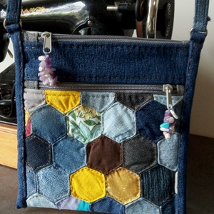 Kézi tűzéssel díszített, átvetős (crossbody) táska - Meska.hu
