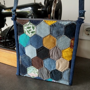 Kézi tűzéssel díszített, átvetős (crossbody) táska - táska & tok - kézitáska & válltáska - vállon átvethető táska - Meska.hu