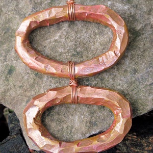Faragott láncszem medál, Rózsaarany rosegold vörösréz, Egyedi kézzel formázott Statement nyaklánc, puha rojtos horgolt - ékszer - nyaklánc - statement nyaklánc - Meska.hu