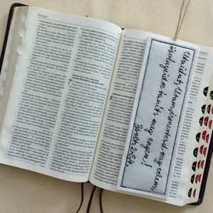 Könyvjelző bibliai igével, textilből varrva  - könyv & zene - könyvjelző - Meska.hu