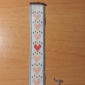 Szivecskes gyöngyszövött karkötő  - ékszer - karkötő - gyöngyös karkötő - Meska.hu