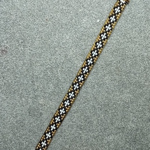 Diszdobozos nagyon vékony arany gyöngyszövött karkötő , Ékszer, Karkötő, Gyöngyös karkötő, Gyöngyfűzés, gyöngyhímzés, MESKA