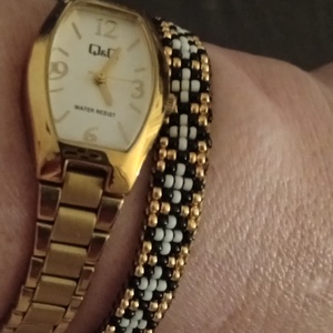 Diszdobozos nagyon vékony arany gyöngyszövött karkötő  - ékszer - karkötő - gyöngyös karkötő - Meska.hu