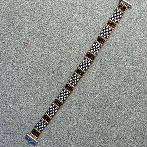 Diszdobozos nagyon vékony fekete fehergyöngyszövött karkötő , Ékszer, Karkötő, Gyöngyös karkötő, Gyöngyfűzés, gyöngyhímzés, MESKA