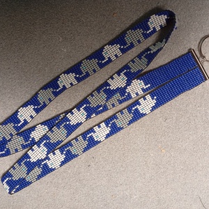 Gyöngyszövött nyakba akasztós kulcstartó / kartyatarto - Meska.hu