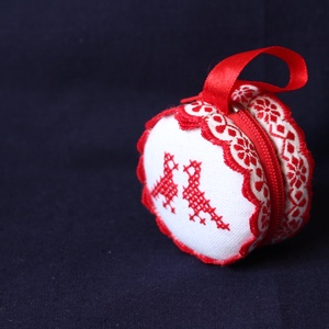 Macaron ékszertartó népi keresztszemes hímzéssel - ékszer - ékszertartó - ékszerdoboz - Meska.hu Macaron ékszertartó népi keresztszemes hímzéssel - ékszer - ékszertartó - ékszerdoboz - Meska.hu