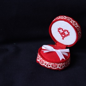 Macaron ékszertartó népi keresztszemes hímzéssel - ékszer - ékszertartó - ékszerdoboz - Meska.hu Macaron ékszertartó népi keresztszemes hímzéssel - ékszer - ékszertartó - ékszerdoboz - Meska.hu