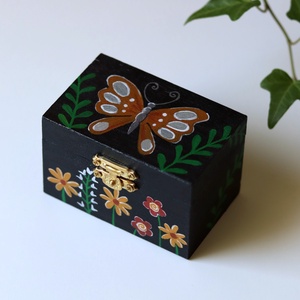 Pillangós festett doboz - Meska.hu