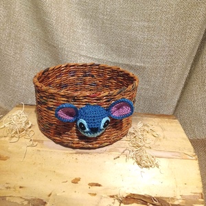 Papírfonott tárolókosár horgolt stitch figurával, Otthon & Életmód, Babaszoba, gyerekszoba, Játéktároló, Fonás (csuhé, gyékény, stb.), Papírművészet, MESKA