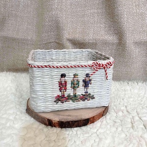 Papírfonott karácsonyi tárolókosár diótörő motívummal, Karácsony, Karácsonyi lakásdekoráció, Karácsonyi lakásdíszek, Decoupage, transzfer és szalvétatechnika, Papírművészet, MESKA