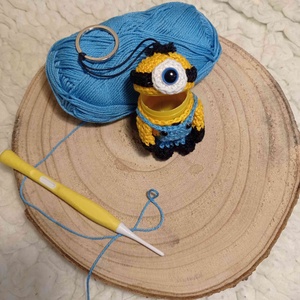 Horgolt Minions surprise - táska & tok - kulcstartó & táskadísz - kulcstartó - Meska.hu