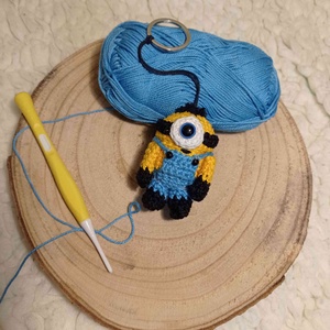 Horgolt Minions surprise - táska & tok - kulcstartó & táskadísz - kulcstartó - Meska.hu