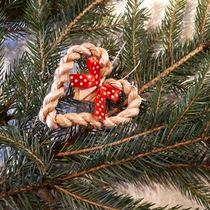 Karácsonyi díszek, fonott gyékényszív piros masnival (4 db / csomag)- természetes dekoráció  - karácsony - Meska.hu