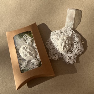 Karácsonyi angyalka dobozban, Karácsony, Karácsonyi lakásdekoráció, Karácsonyfadíszek, Gyurma, MESKA