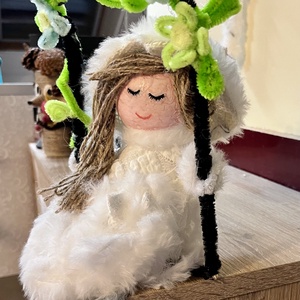 Kislány a hintán - Meska.hu