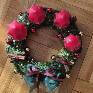 Karácsonyi adventi koszorú élő fenyővel - karácsony - karácsonyi lakásdekoráció - ünnepi asztaldekoráció - Meska.hu