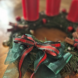 Karácsonyi adventi koszorú élő fenyővel - karácsony - karácsonyi lakásdekoráció - ünnepi asztaldekoráció - Meska.hu