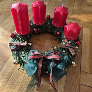 Karácsonyi adventi koszorú élő fenyővel, Karácsony, Karácsonyi lakásdekoráció, Ünnepi asztaldekoráció, Virágkötés, MESKA