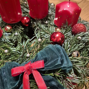 Adventi koszorú élő fenyővel - karácsony - karácsonyi lakásdekoráció - ünnepi asztaldekoráció - Meska.hu