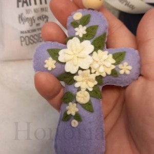 Kereszt, filc virágokkal-Bibliai igés zsákban-HOPE-vLila - otthon & életmód - vallás - kereszt - Meska.hu