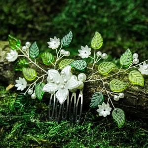 Esküvői hajdísz fehér tekla gyöngyös, virágos, zöld leveles fésű - Meska.hu