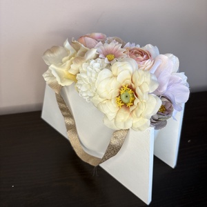 Trapéz alakú művirágos táska - otthon & életmód - dekoráció - asztal és polc dekoráció - asztaldísz - Meska.hu