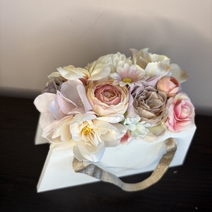 Trapéz alakú művirágos táska - otthon & életmód - dekoráció - asztal és polc dekoráció - asztaldísz - Meska.hu