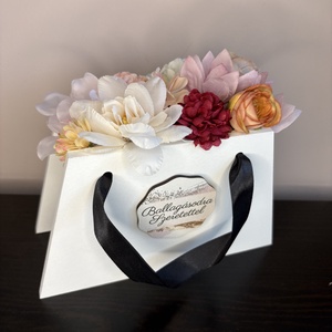 Trapéz alakú művirágos táska ballagásra - Meska.hu