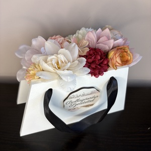 Trapéz alakú művirágos táska ballagásra - otthon & életmód - dekoráció - asztal és polc dekoráció - asztaldísz - Meska.hu