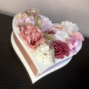 Szív alakú művirágos dísz - otthon & életmód - dekoráció - asztal és polc dekoráció - asztaldísz - Meska.hu