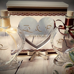 Esküvői homokceremónia szett � gravírozott szív üvegek és egyedi feliratos emlékdoboz, romantikus vintage esküvői kellé - Meska.hu