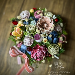 Kézzel készült kerámia virágkompozíció bársony masnival � romantikus asztaldísz - Meska.hu