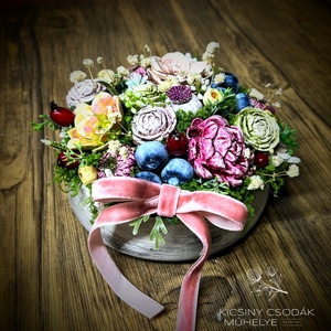 Kézzel készült kerámia virágkompozíció bársony masnival � romantikus asztaldísz - otthon & életmód - virágdekoráció - virágdíszek - asztali virágdísz - Meska.hu