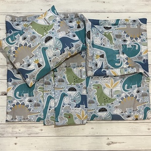 Dínós ovis vagy kisgyermek ágynemű szett + ovizsák tornazsák szett + derékalj  - játék & sport - ovis felszerelés - ovis szett - Meska.hu