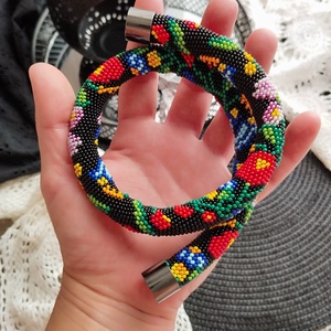 Színes virágos gyöngyhorgolt nyaklánc - fekete - ékszer - nyaklánc - gyöngyös nyaklánc - Meska.hu