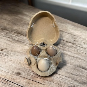 Húsvéti gyertyatojások szív alakú tartóban - ünnepi díszek, dekorációk - húsvéti díszek és dekorációk - húsvéti gyertya - Meska.hu