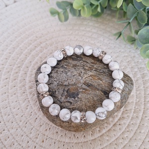 Strasszos howlit ásvány karkötő - ékszer - karkötő - gyöngyös karkötő - Meska.hu