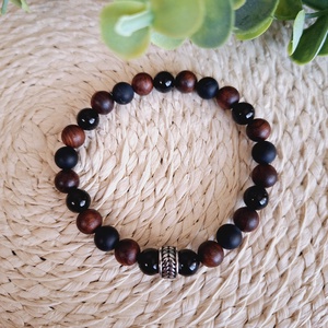 Illatos szantálfa és ónix ásvány karkötő - ékszer - karkötő - gyöngyös karkötő - Meska.hu